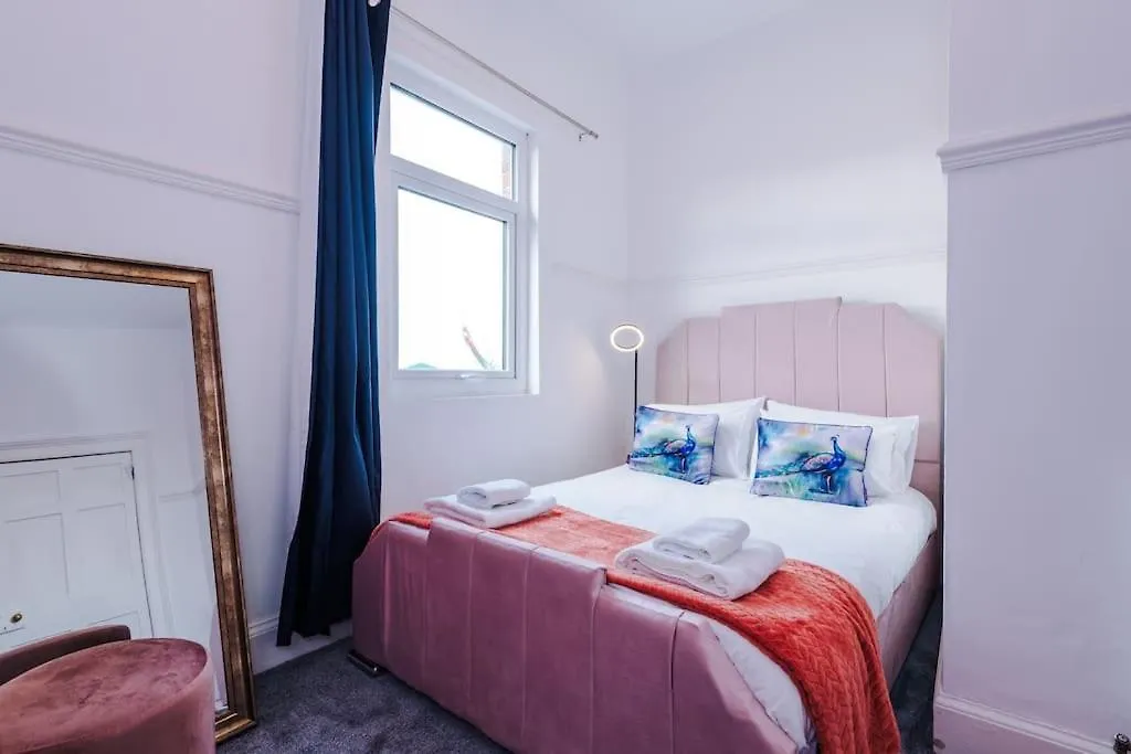 Large Farmhouse, Family Business Stays - Sleeps 8 Chester United Kingdom