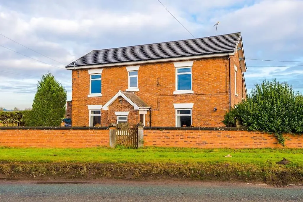 Large Farmhouse, Family Business Stays - Sleeps 8 Chester 0*,  United Kingdom