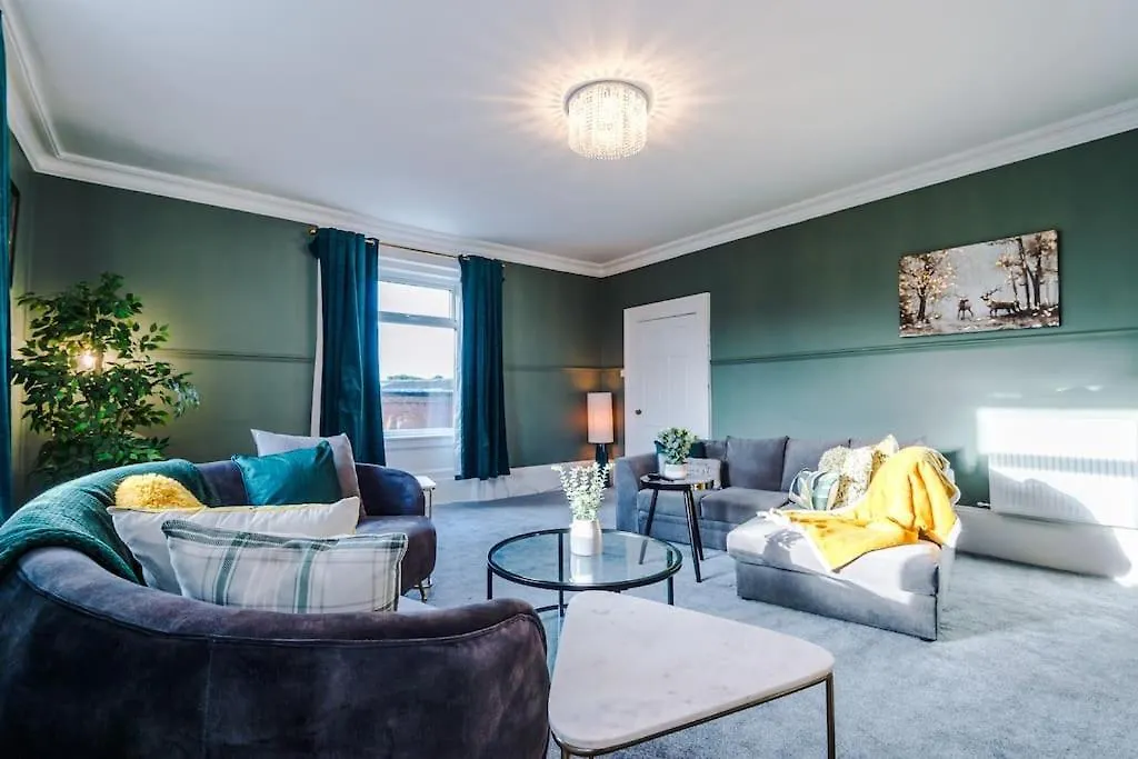 Large Farmhouse, Family Business Stays - Sleeps 8 Chester United Kingdom