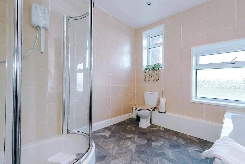 Large Farmhouse, Family Business Stays - Sleeps 8 Chester Holiday home