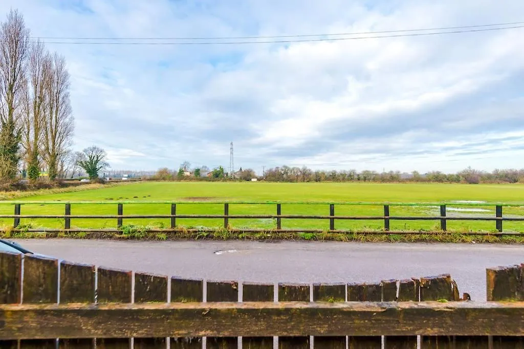 Large Farmhouse, Family Business Stays - Sleeps 8 Chester