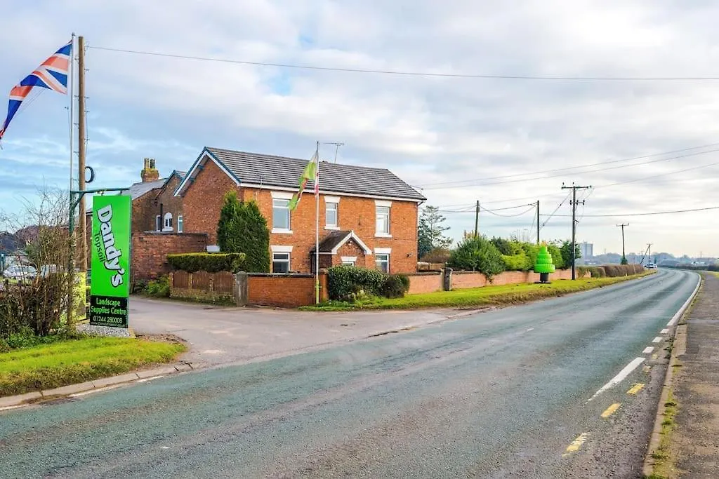 Holiday home Large Farmhouse, Family Business Stays - Sleeps 8 Chester