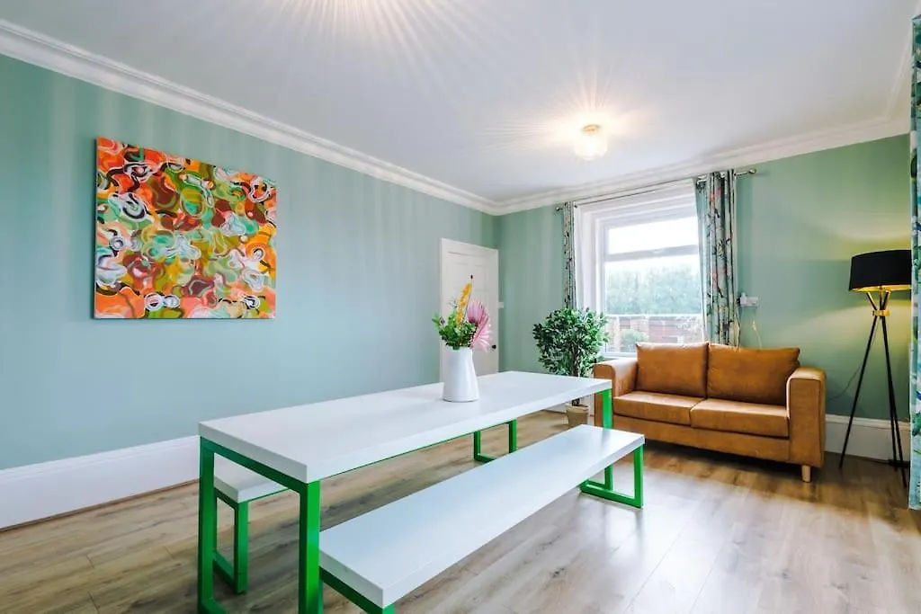 Holiday home Large Farmhouse, Family Business Stays - Sleeps 8 Chester United Kingdom
