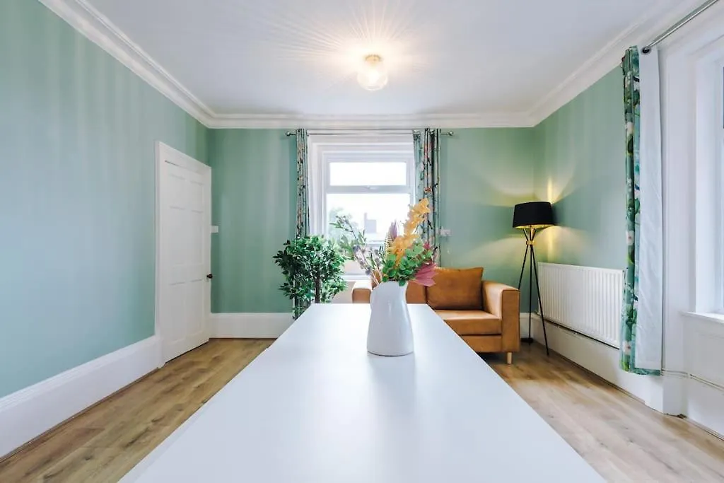 Large Farmhouse, Family Business Stays - Sleeps 8 Chester Holiday home