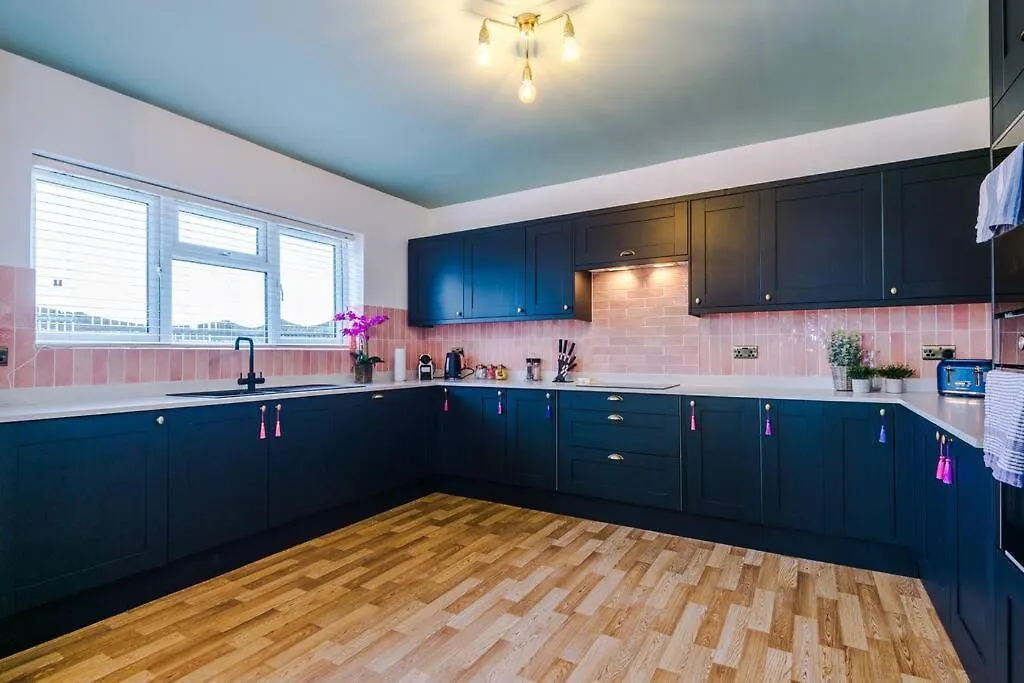 Holiday home Large Farmhouse, Family Business Stays - Sleeps 8 Chester