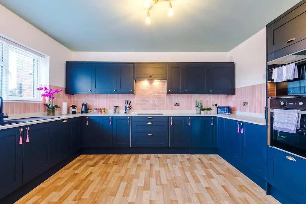 Large Farmhouse, Family Business Stays - Sleeps 8 Chester