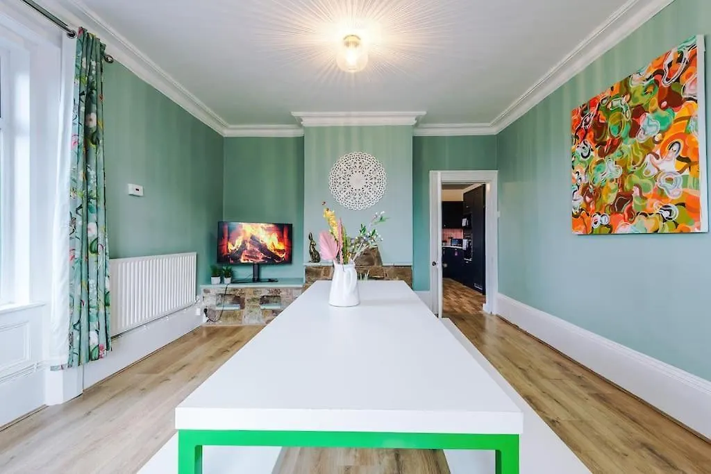 Large Farmhouse, Family Business Stays - Sleeps 8 Chester 0*,  United Kingdom